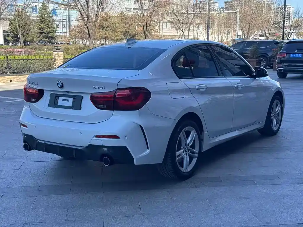BMW 1 Series 2023 — фото 10