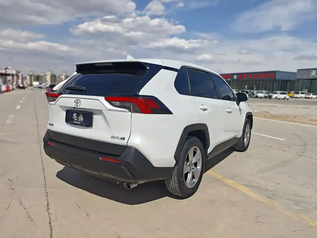 Toyota RAV4 2022 — фото 15