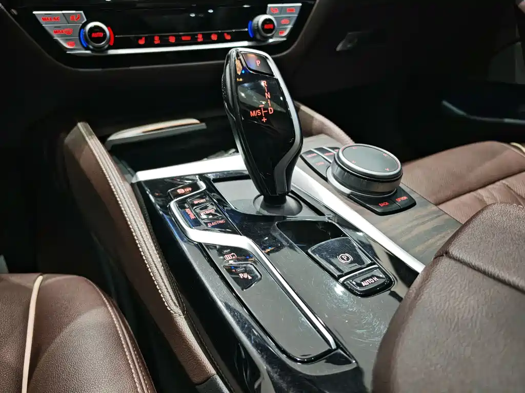 BMW 5 Series New Energy 2021 — фото 12