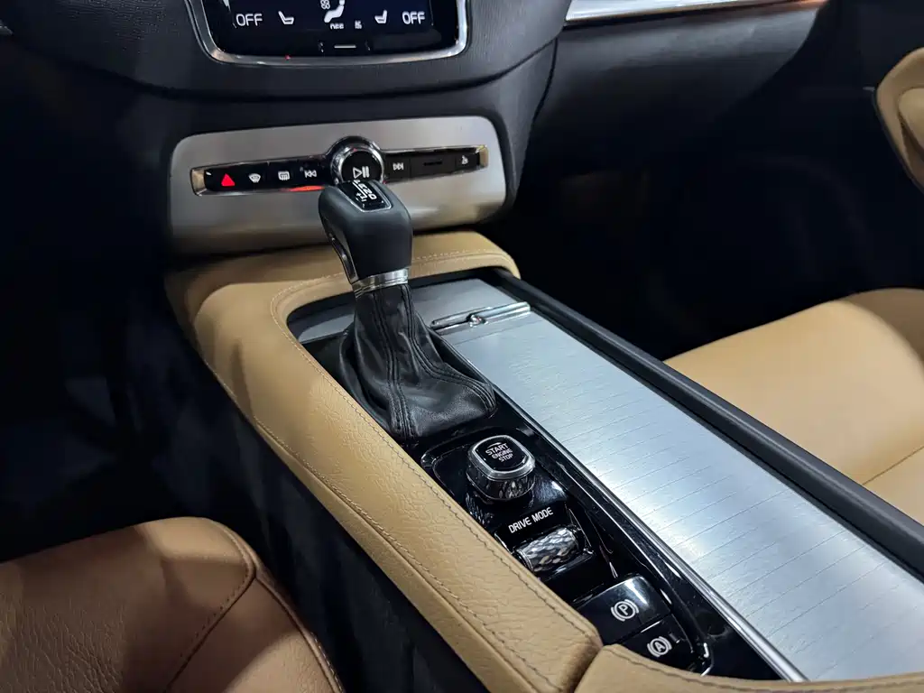 Volvo XC90 2017 — фото 12
