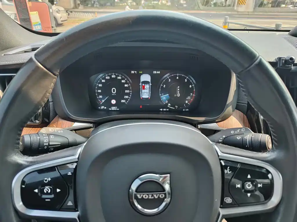 Volvo XC60 2021 — фото 11