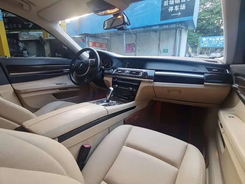 BMW 7 Series 2011 — фото 10
