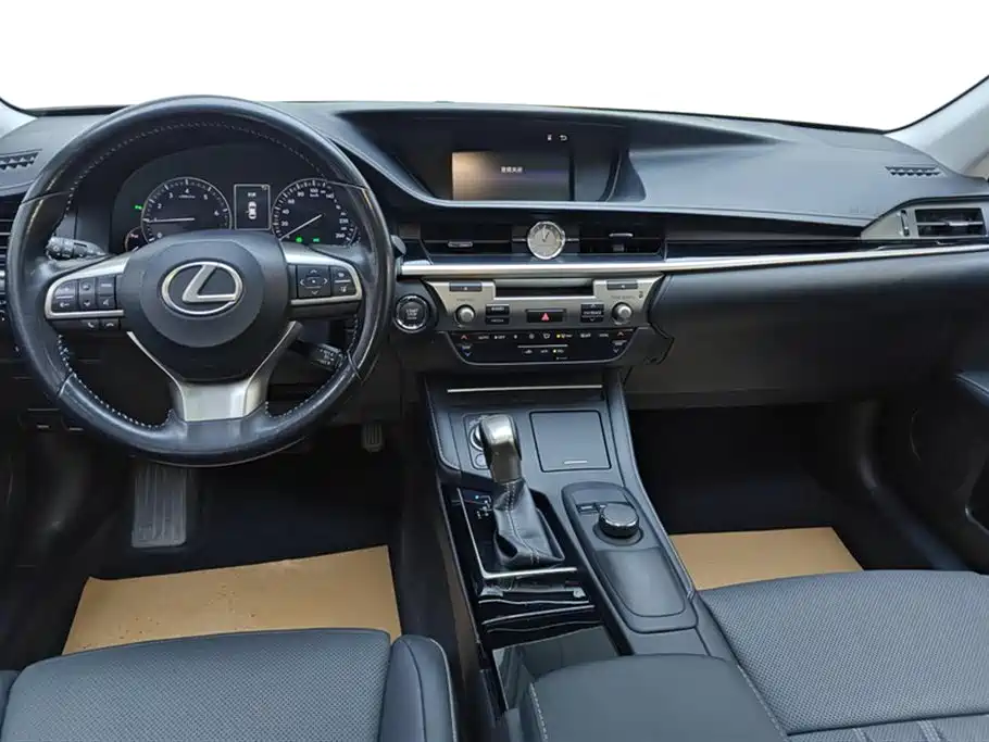 Lexus ES 2018 — фото 12