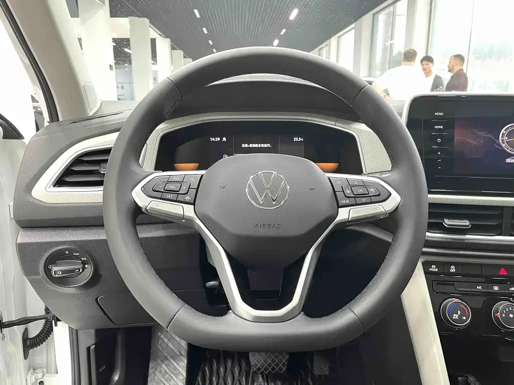 Volkswagen T-Roc 2023 — фото 8