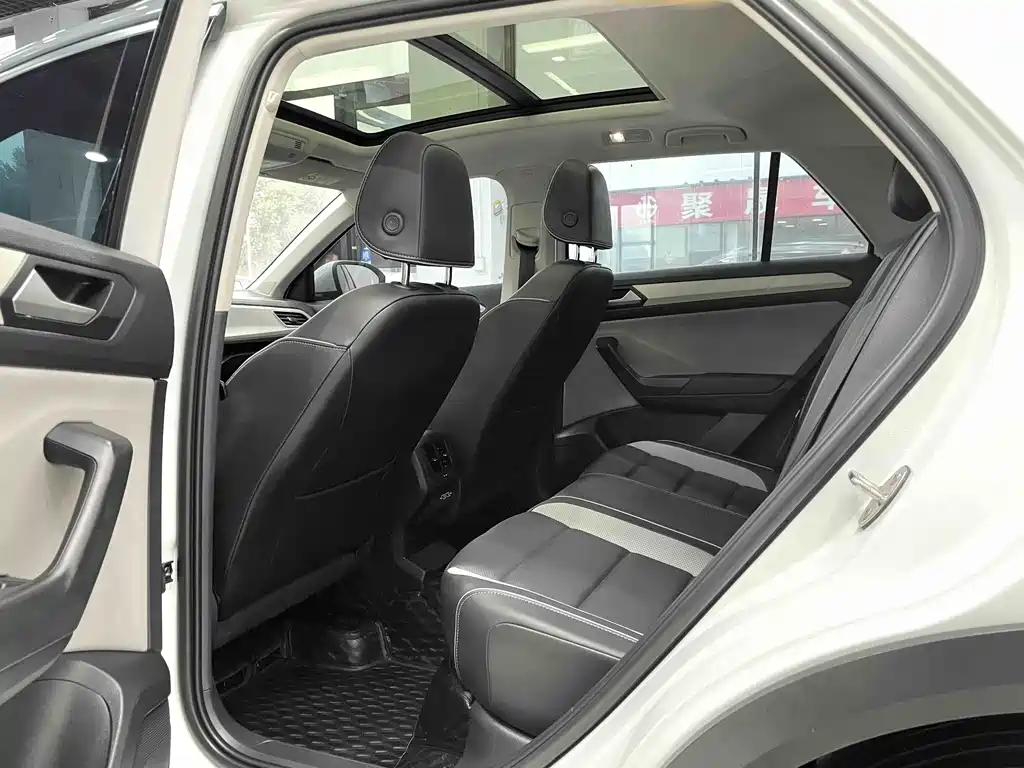 Volkswagen T-Roc 2023 — фото 10