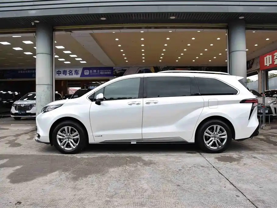 Toyota Sienna 2022 — фото 4