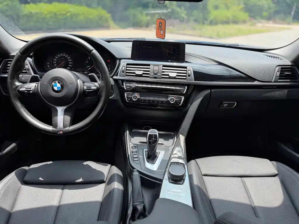 BMW 3 Series 2018 — фото 12