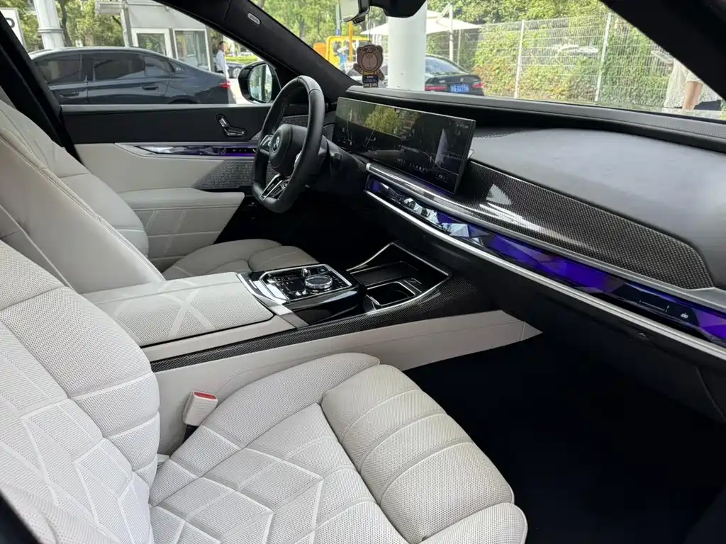 BMW i7 M70L 2025 — фото 19