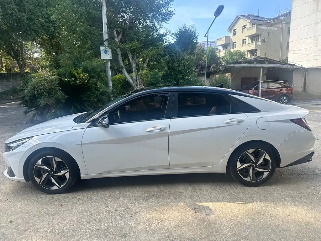 Hyundai Elantra 2022 — фото 3