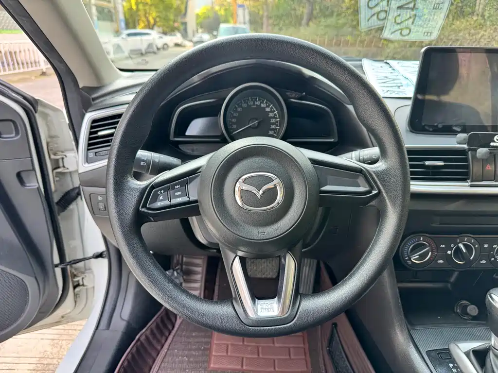 Mazda 3 Axela 2019 — фото 15
