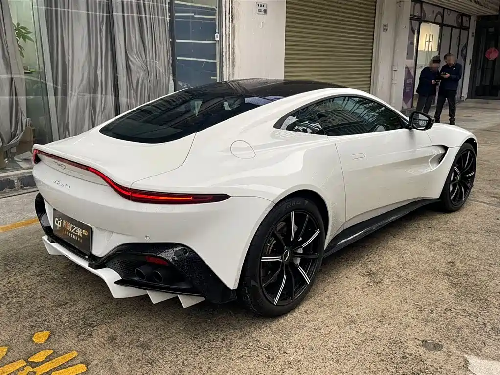Aston Martin V8 Vantage 2019 — фото 15