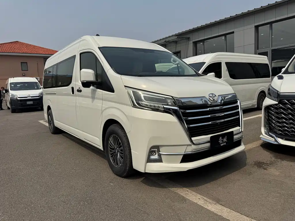 Toyota Hiace 2025 — фото 1