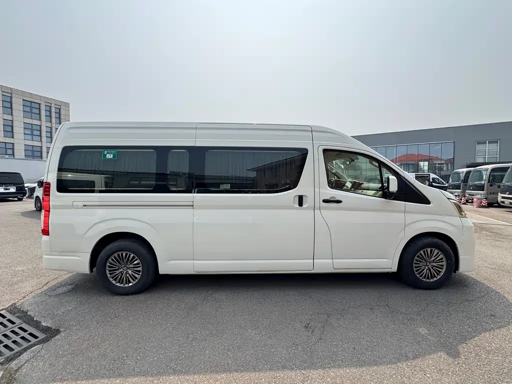 Toyota Hiace 2025 — фото 3