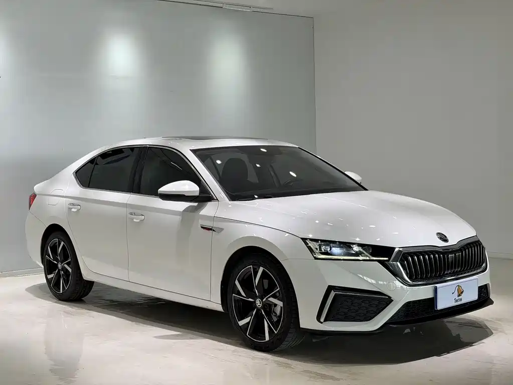 Skoda Octavia 2023 — фото 3