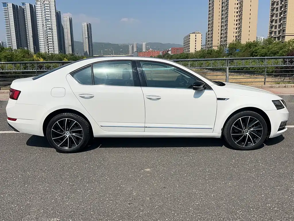 Skoda Octavia 2018 — фото 5