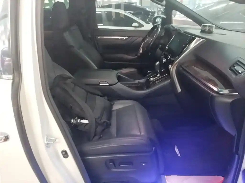 Toyota Vellfire 2022 — фото 25