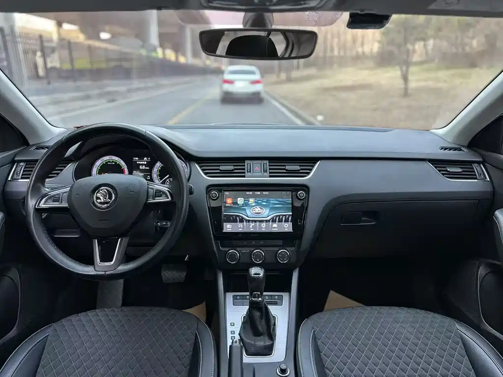 Skoda Octavia 2018 — фото 11
