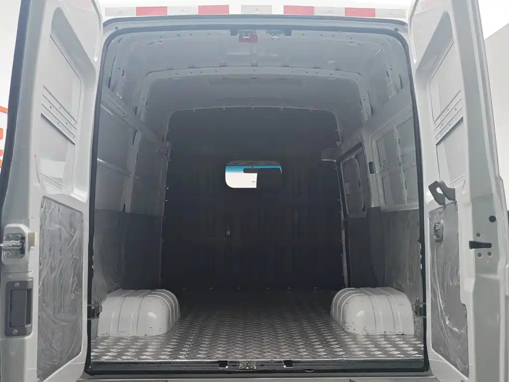 Iveco Proud 2020 — фото 16