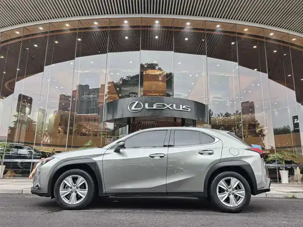 Lexus UX 2021