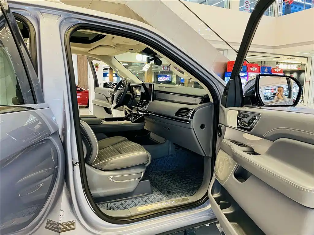 Lincoln Navigator 2019 — фото 16