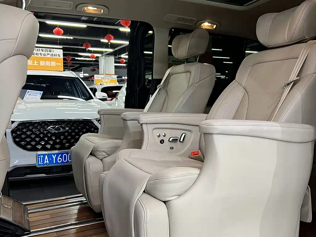 Mercedes-Benz V-Class 2019 — фото 10