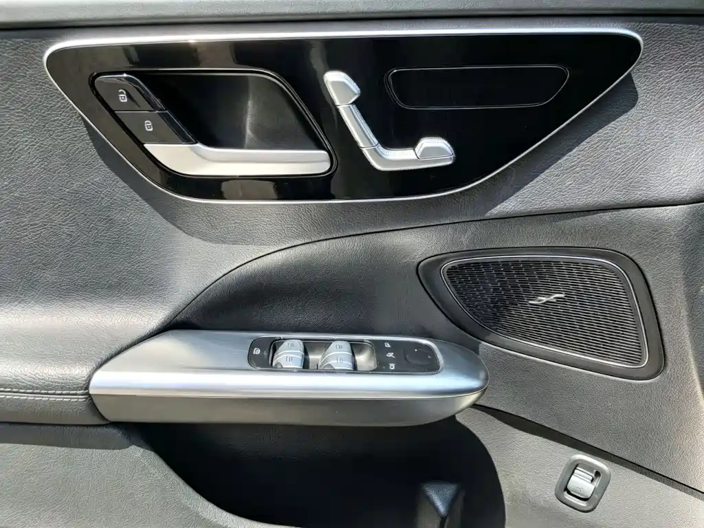 Mercedes-Benz C-Class 2024 — фото 17