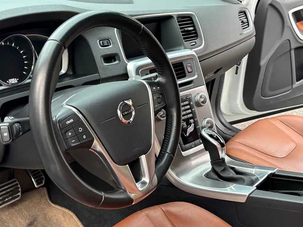 Volvo S60 2018 — фото 10