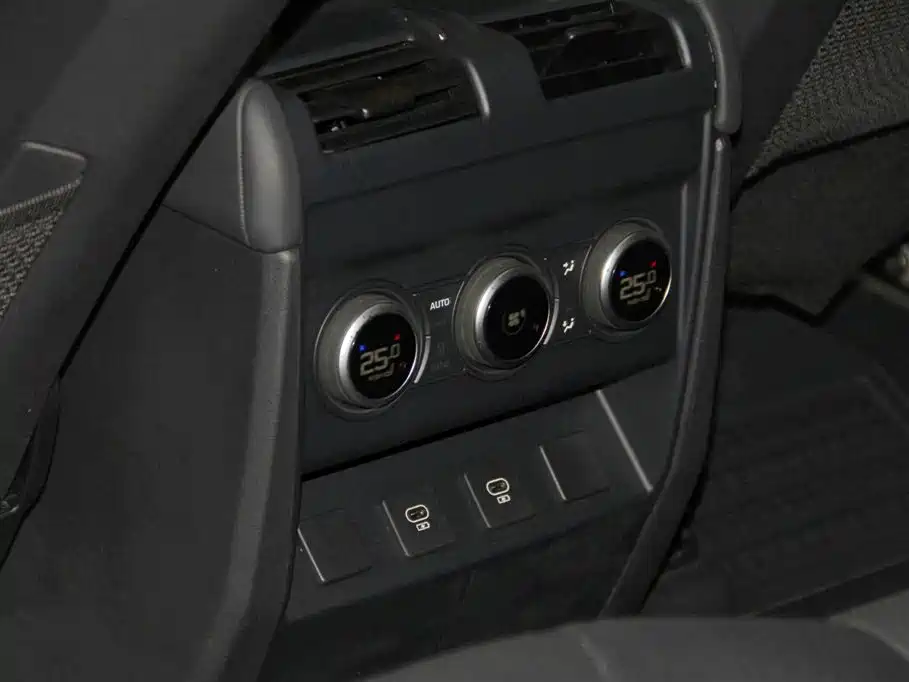 Land Rover Defender 2025 — фото 19