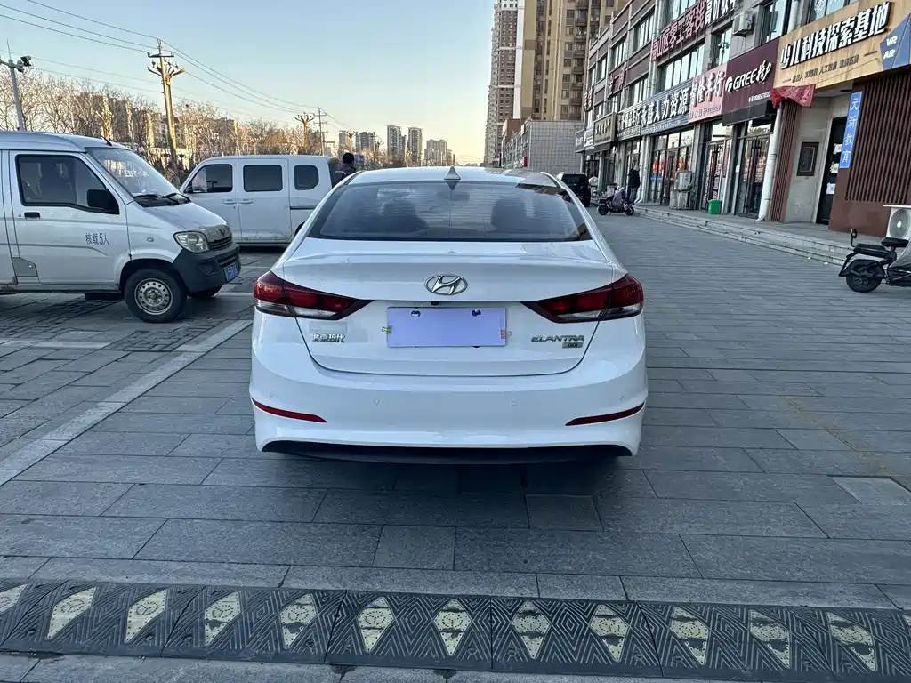 Hyundai Elantra 2018 — фото 8