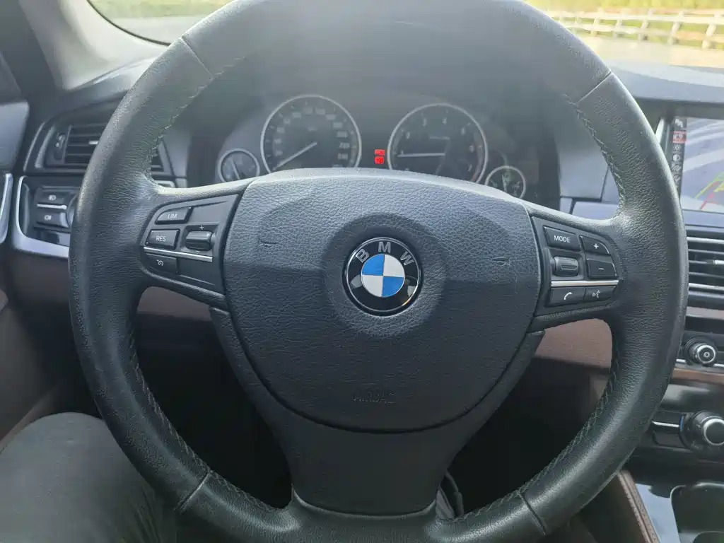 BMW 5 Series 2017 — фото 15