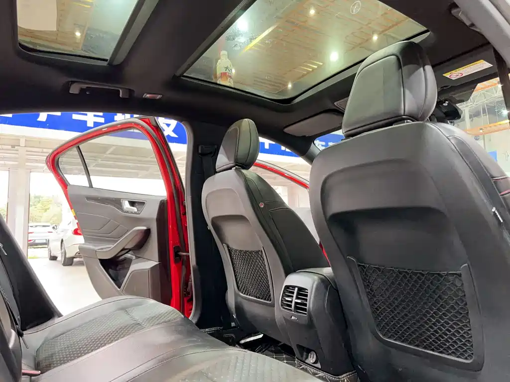 Ford Focus 2019 — фото 13
