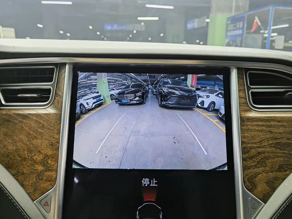 Tesla Model X 2018 — фото 12