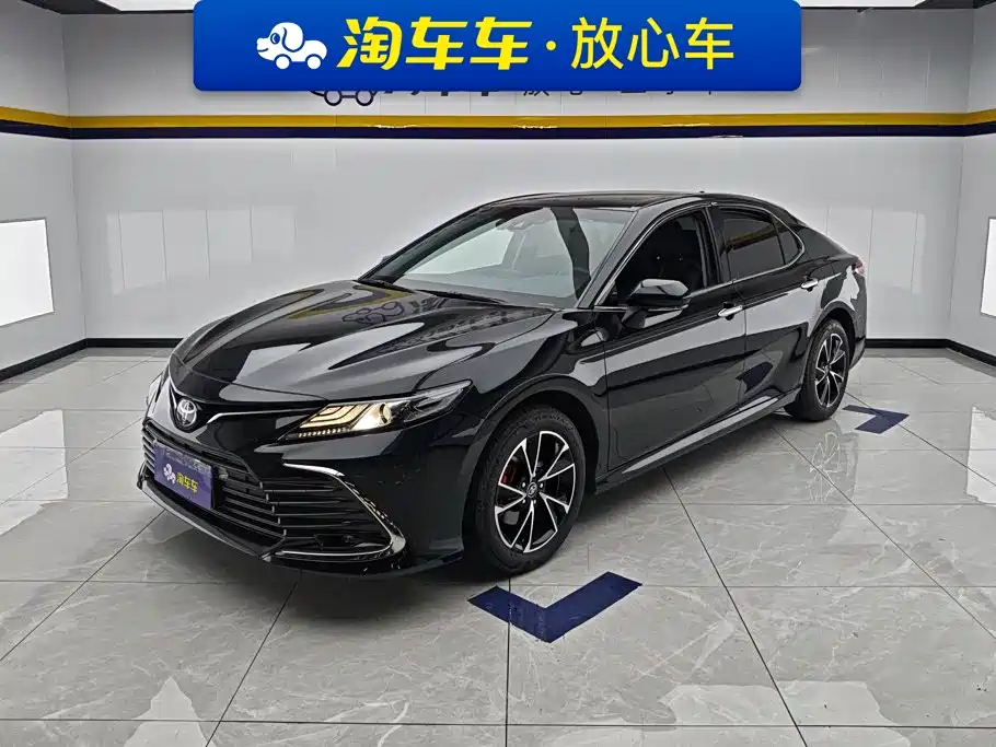 Toyota Camry 2023 — фото 1
