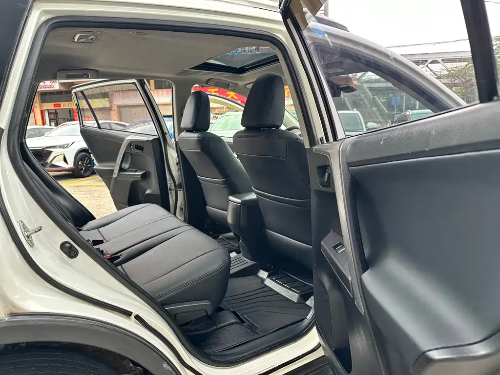 Toyota RAV4 2017 — фото 9