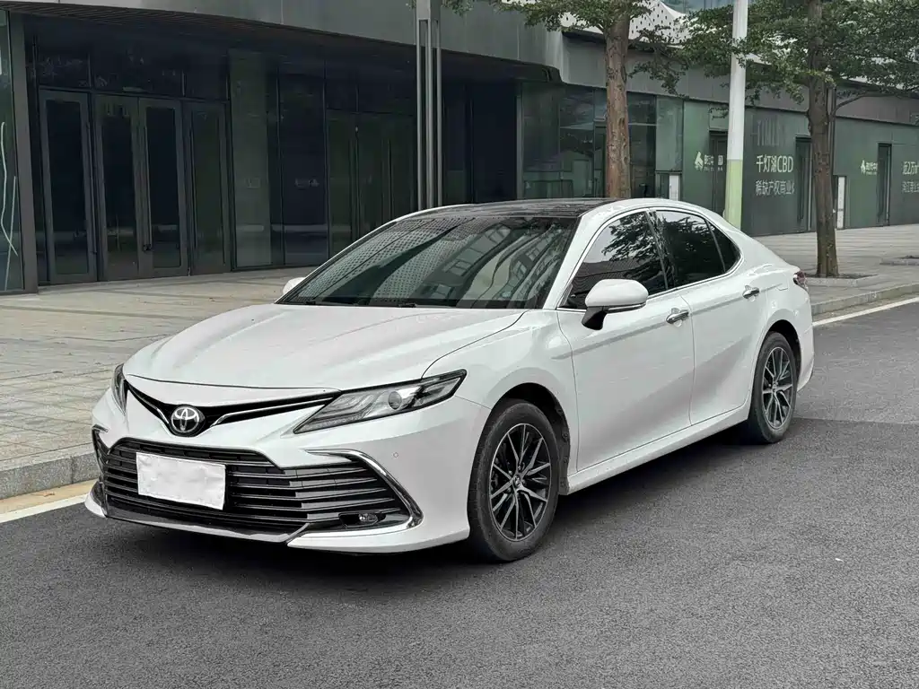 Toyota Camry 2023 — фото 1