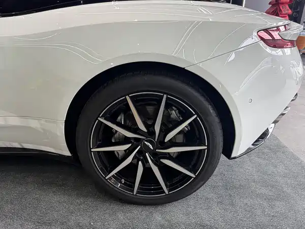 Aston Martin DB11 2019