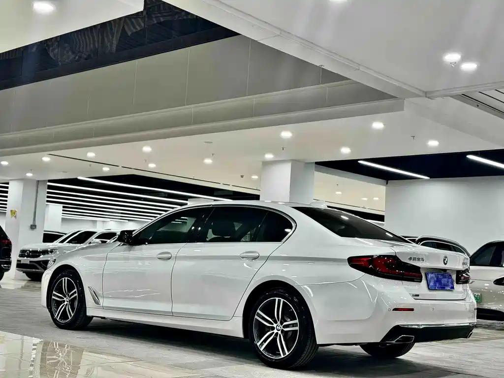 BMW 5 Series 2021 — фото 13