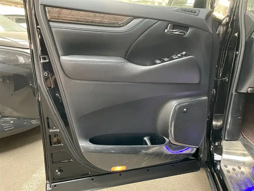 Toyota Vellfire 2022 — фото 13
