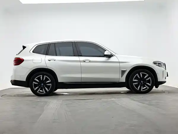 BMW iX3 2021