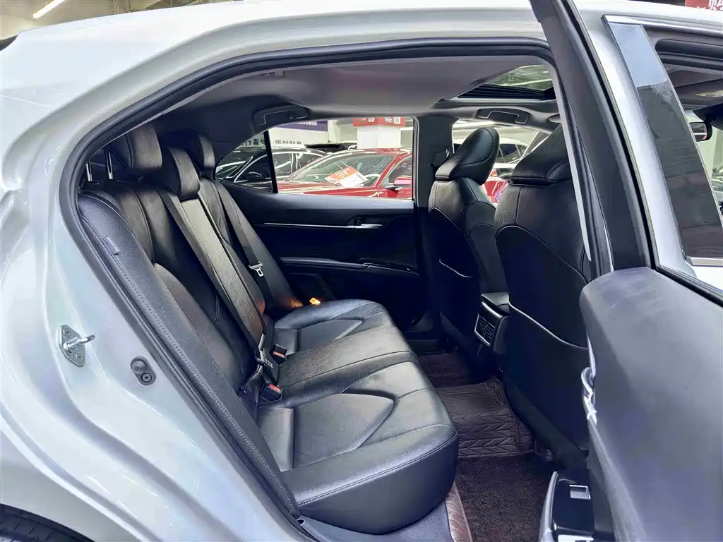 Toyota Camry 2023 — фото 4