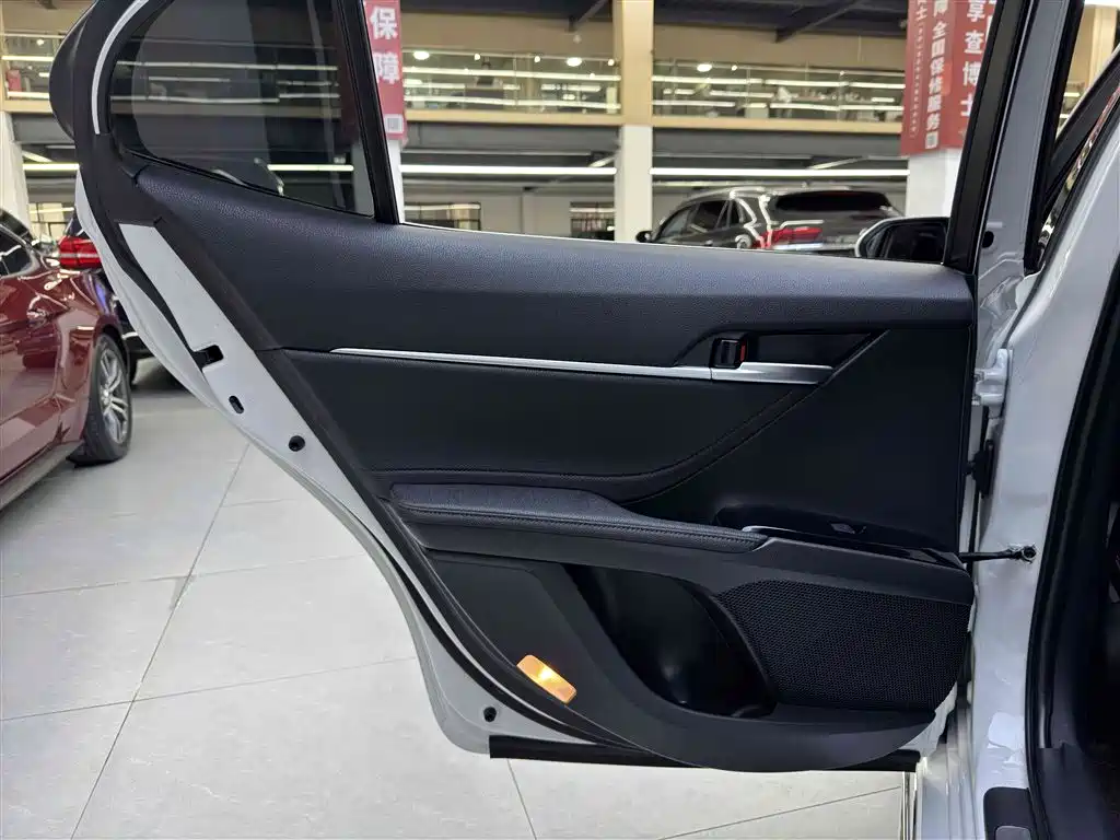 Toyota Camry 2023 — фото 14