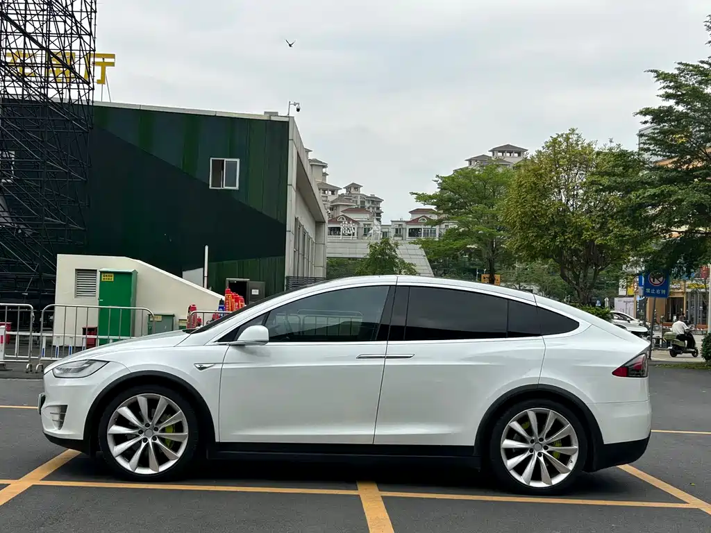 Tesla Model X 2017 — фото 3