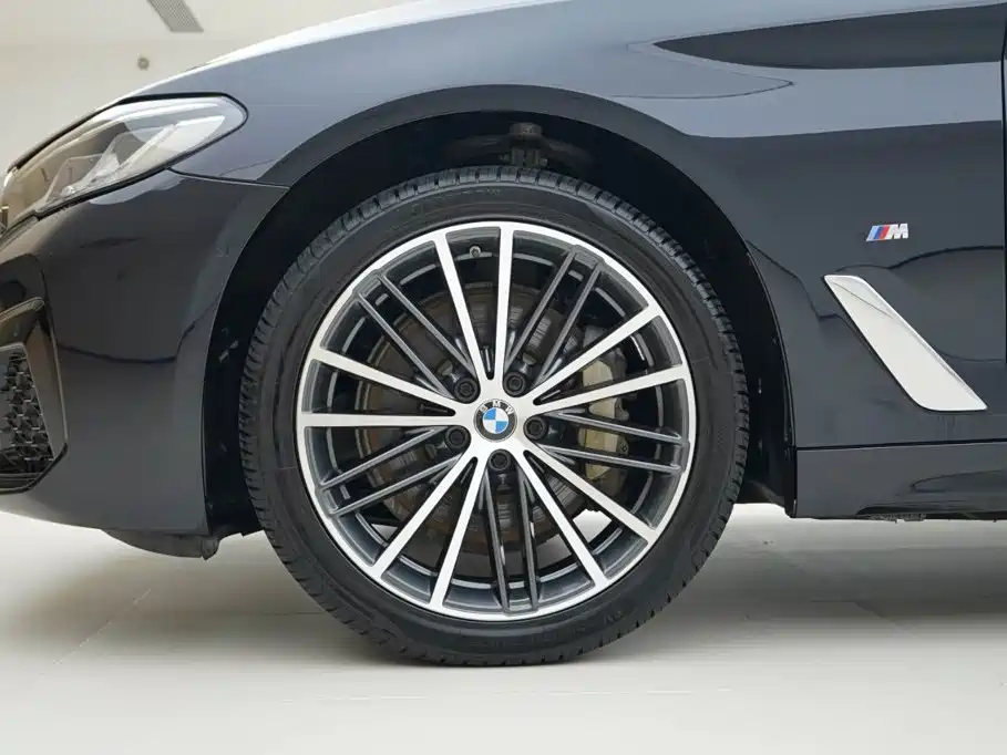 BMW 5 Series 2021 — фото 16