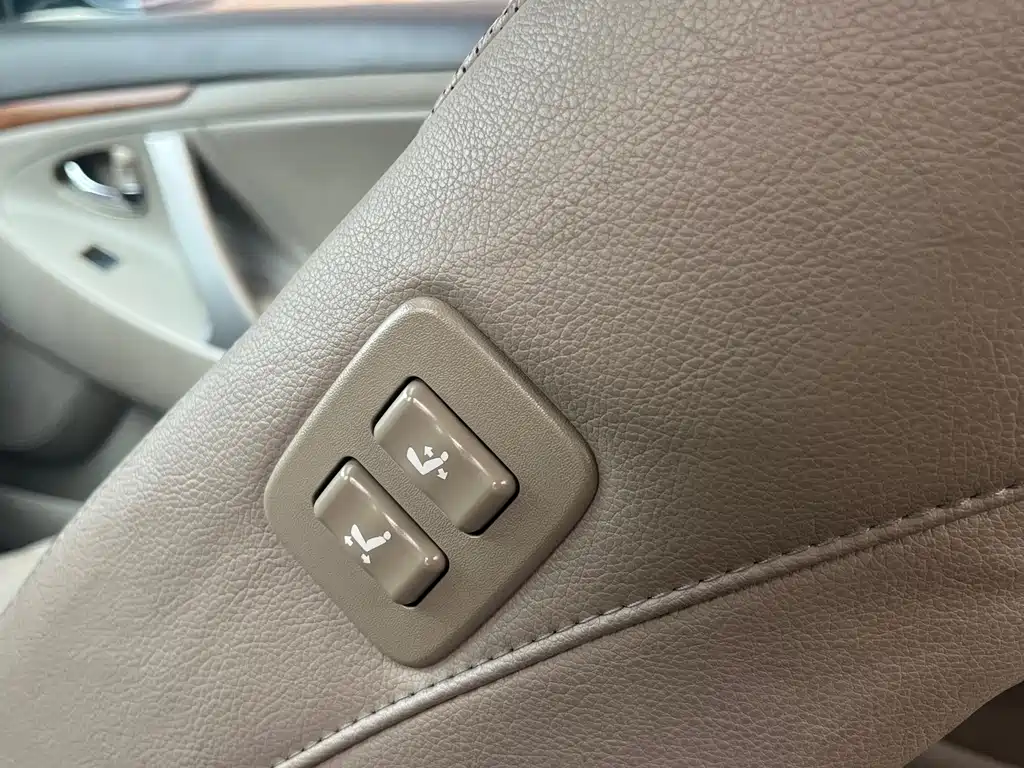 Toyota Camry 2010 — фото 16