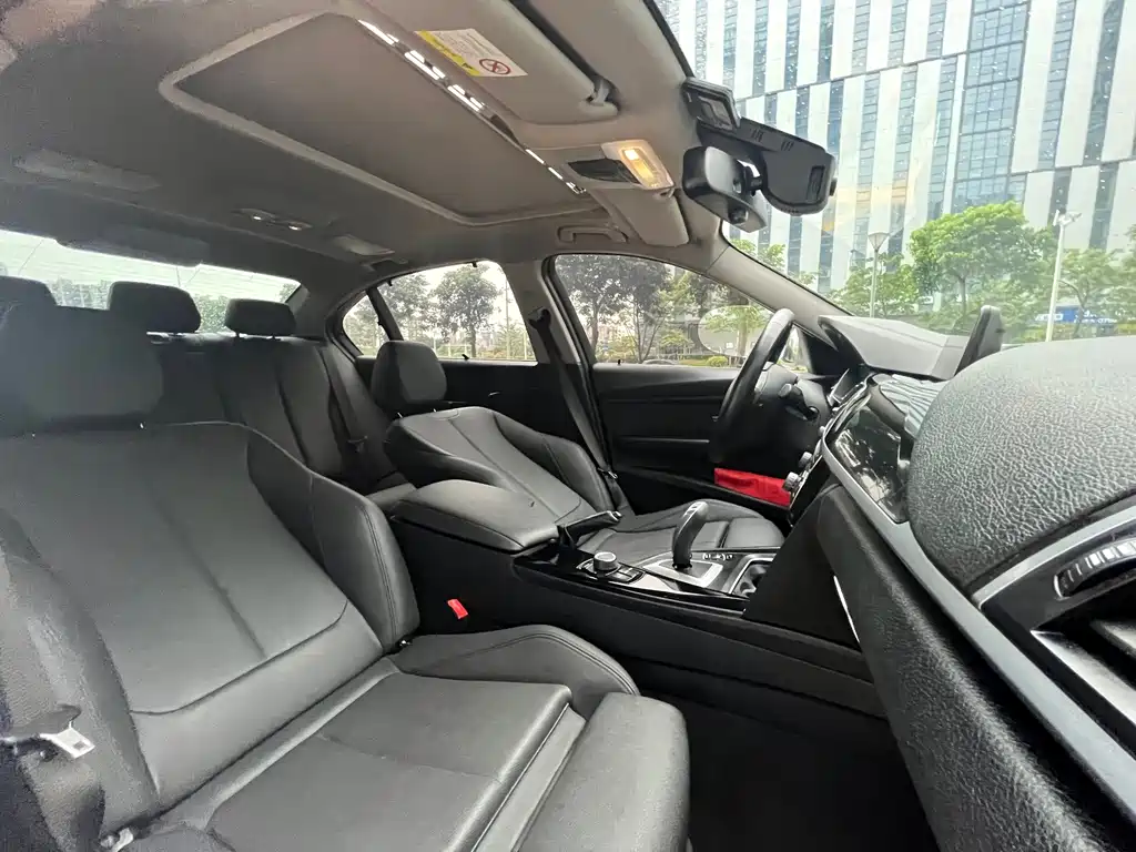 BMW 3 Series 2018 — фото 14
