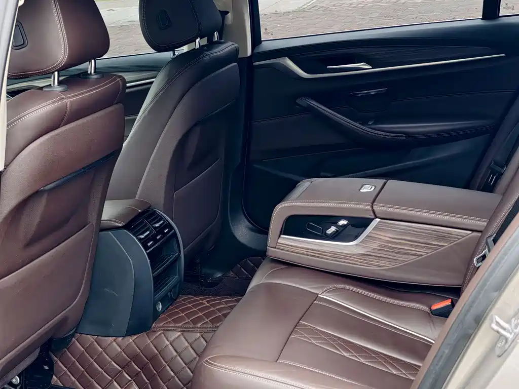 BMW 5 Series 2019 — фото 10