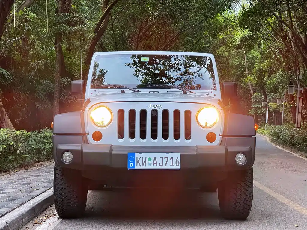 Jeep Wrangler 2011 — фото 2