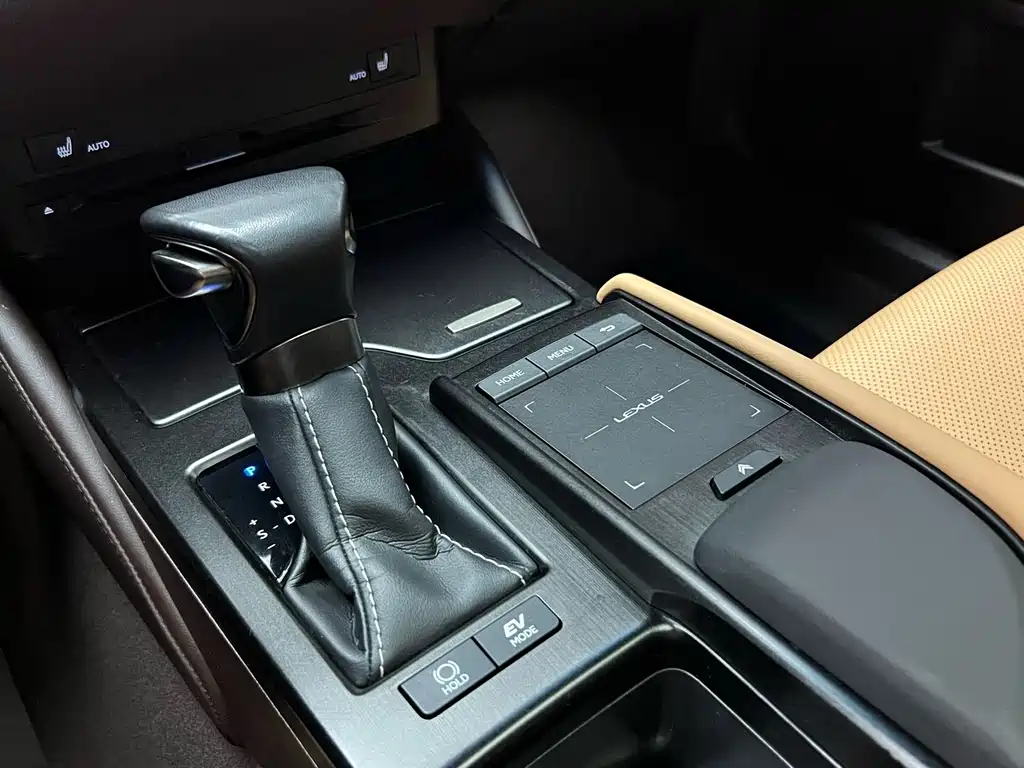 Lexus ES 2020 — фото 15