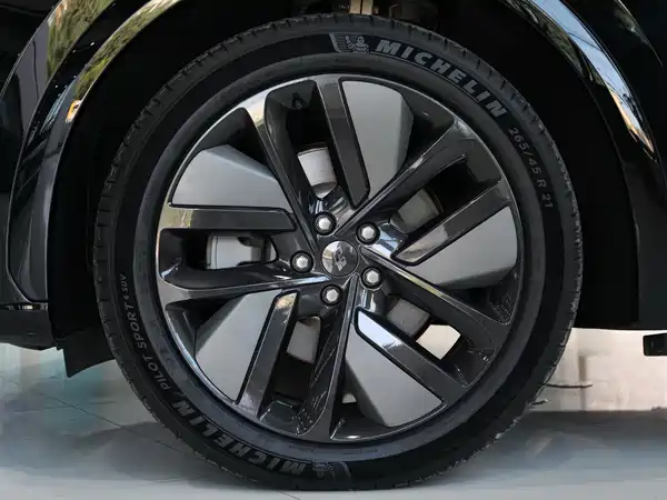 Li Auto L7 2025
