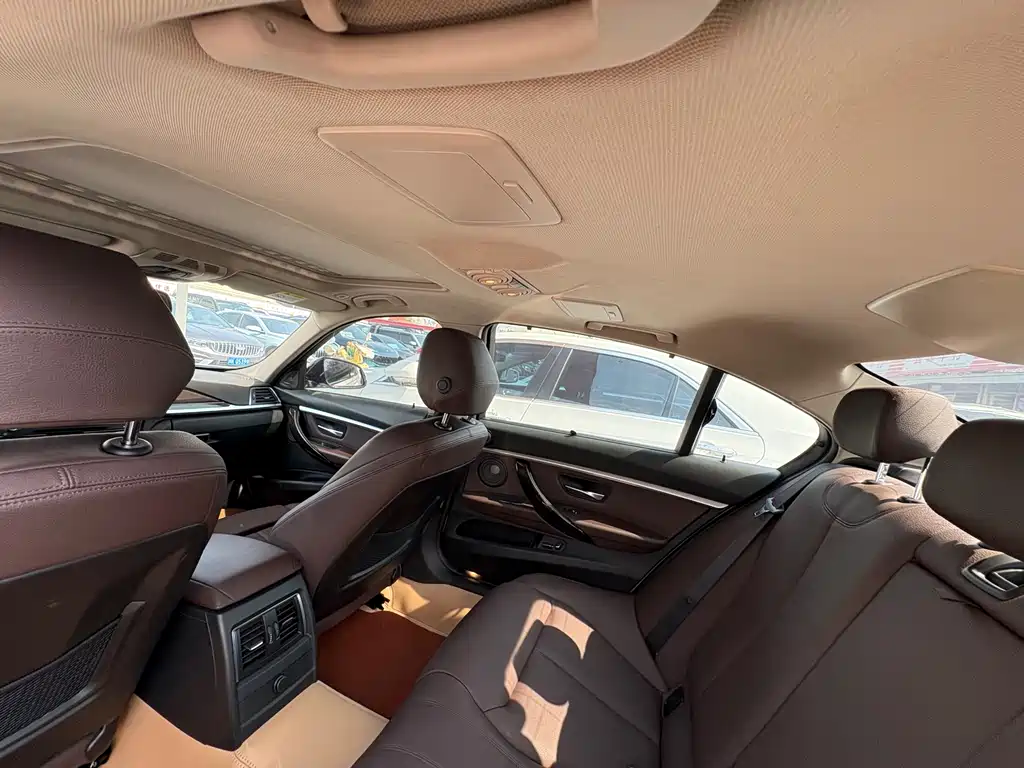 BMW 3 Series 2019 — фото 11
